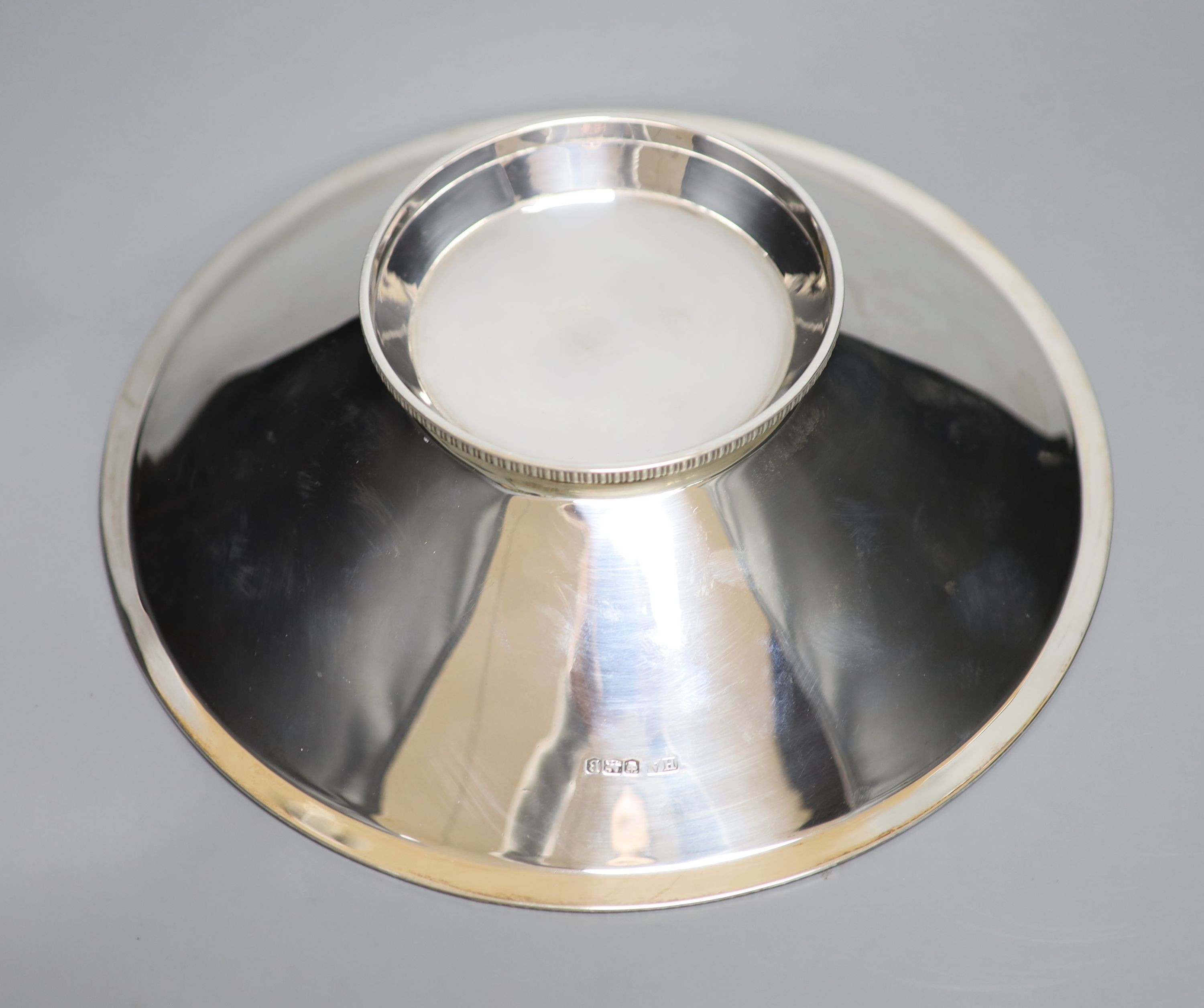 A George VI silver bowl, on circular foot, Atkin Brothers, Sheffield, 1944, diameter 25.5cm, 17oz.